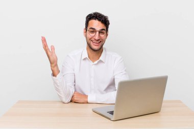 İspanyol yakışıklı adam kendini mutlu hissediyor, bir çözüm ya da fikir bulduğuna şaşırıyor. iş adamı ve masa başı konsepti