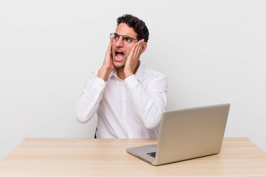 İspanyol yakışıklı adam mutlu, heyecanlı ve şaşırmış hissediyor. iş adamı ve masa başı konsepti