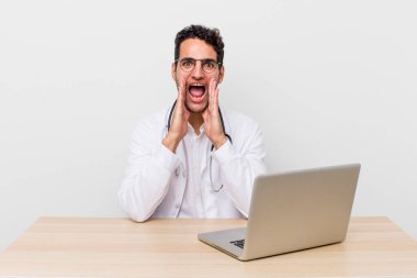 İspanyol yakışıklı adam kendini mutlu hissediyor, elleri ağızının yanında bağırıyor. hekimlik kavramı