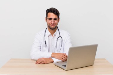 Hispanik yakışıklı adam üzgün ve mızmız, mutsuz bir bakışla ağlıyor. hekimlik kavramı