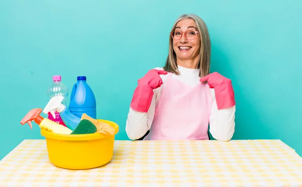 Senior Grått Hår Kvinna Känner Sig Lycklig Och Pekar Sig — Stockfoto