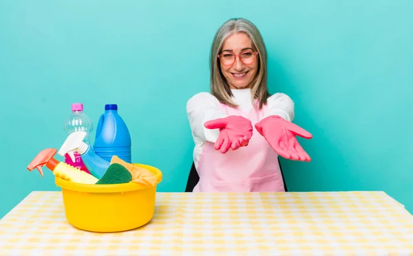 Senior Grått Hår Kvinna Ler Glatt Med Vänliga Och Erbjuder — Stockfoto