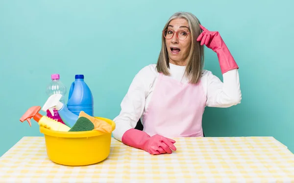 Seniorin Mit Grauem Haar Sieht Glücklich Erstaunt Und Überrascht Aus — Stockfoto