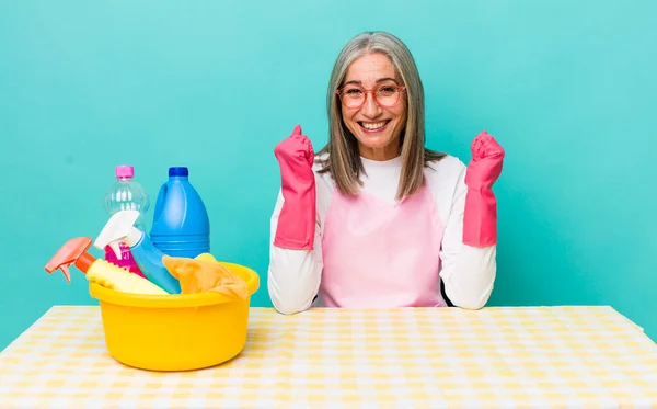 Die Grauhaarige Seniorin Ist Schockiert Lacht Und Feiert Den Erfolg — Stockfoto