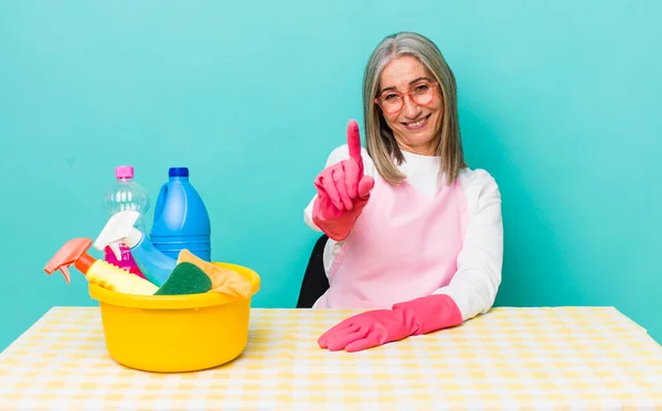 Die Grauhaarige Seniorin Lächelt Stolz Und Selbstbewusst Auf Platz Eins — Stockfoto