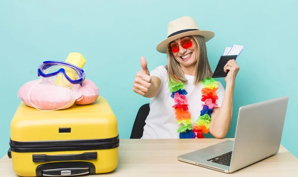 Mujer Mayor Pelo Gris Sentirse Orgulloso Sonriendo Positivamente Con Los — Foto de Stock