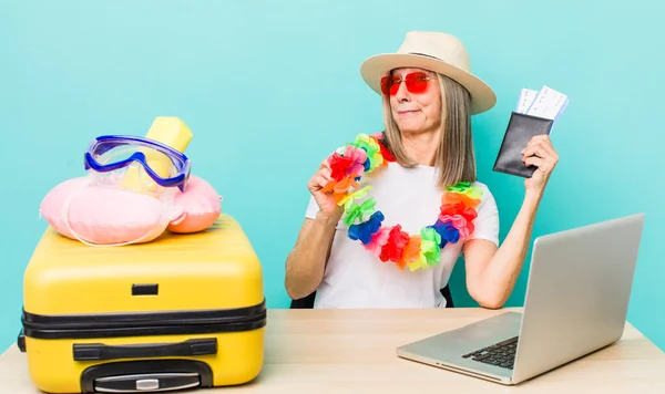 Senior Grijze Haarvrouw Die Arrogant Succesvol Positief Trots Uitziet Toeristisch — Stockfoto