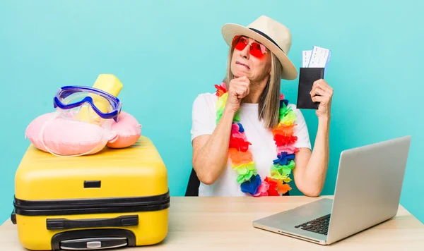 Mujer Pelo Gris Senior Pensando Sintiéndose Dudosa Confundida Concepto Turismo —  Fotos de Stock