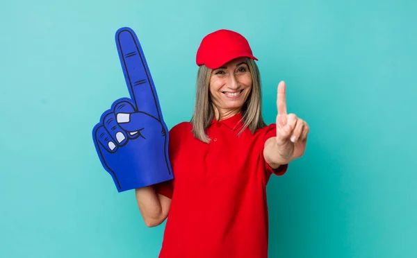 Mujer Pelo Gris Senior Sonriendo Orgullosa Confiadamente Haciendo Número Uno —  Fotos de Stock