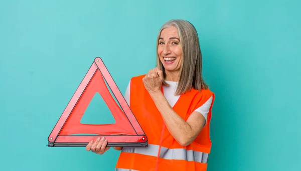 年长的灰发女人感到快乐 面对挑战或庆祝 汽车三角事故概念 — 图库照片