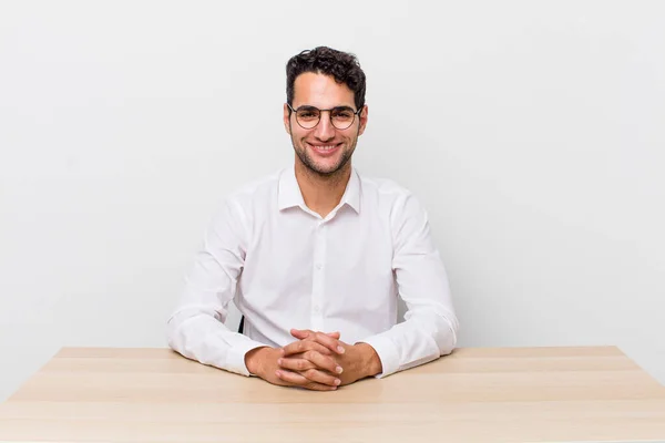 Hispanische Gutaussehende Mann Lächelt Glücklich Mit Einer Hand Auf Der — Stockfoto