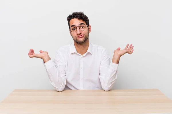 Homem Bonito Hispânico Sentindo Perplexo Confuso Duvidoso Conceito Empresário Mesa — Fotografia de Stock