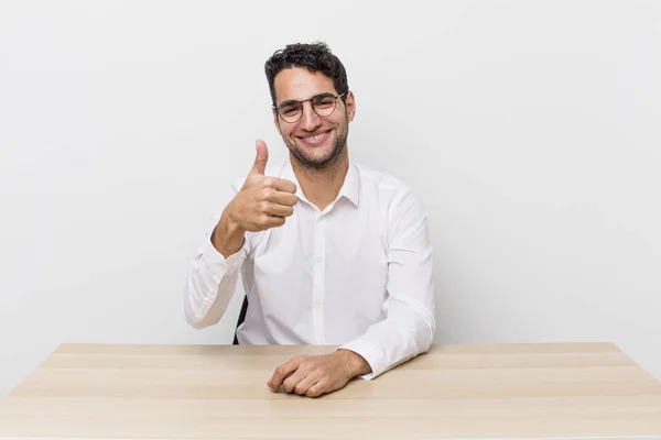 Hombre Guapo Hispano Sentirse Orgulloso Sonriendo Positivamente Con Los Pulgares —  Fotos de Stock