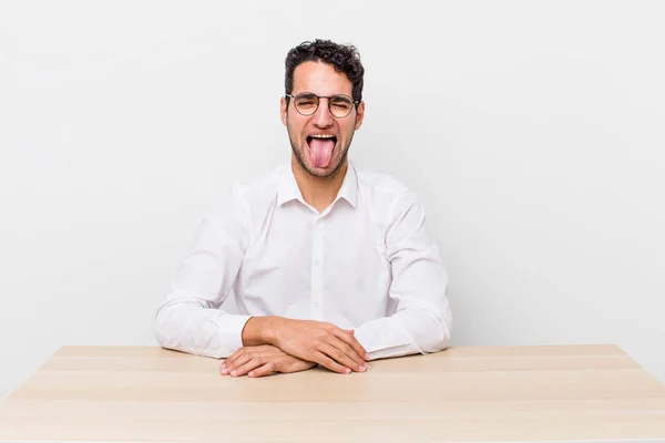 Homem Bonito Hispânico Com Atitude Alegre Rebelde Brincando Língua Furando — Fotografia de Stock