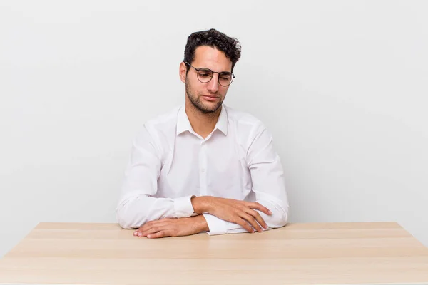 Hispanische Gutaussehender Mann Der Traurig Verärgert Oder Wütend Ist Und — Stockfoto