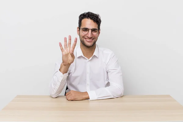 Hombre Guapo Hispano Sonriendo Luciendo Amigable Mostrando Número Cuatro Hombre — Foto de Stock