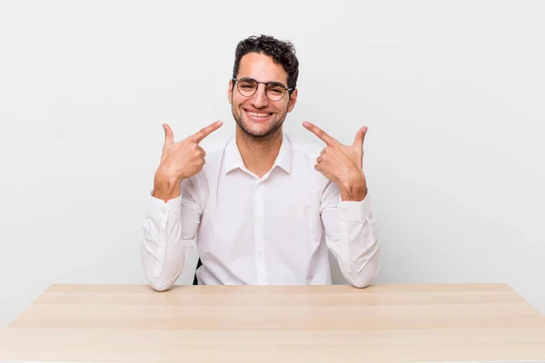Homem Bonito Hispânico Sorrindo Confiantemente Apontando Para Próprio Sorriso Largo — Fotografia de Stock