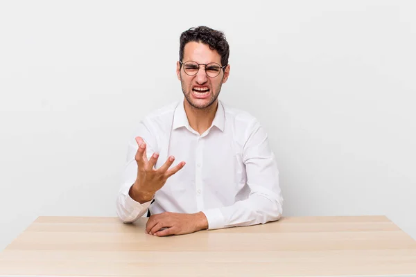 Hispánský Pohledný Muž Rozzlobený Otrávený Frustrovaný Podnikatelský Kancelářský Koncept — Stock fotografie