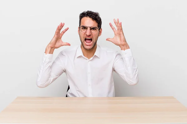 Hombre Guapo Hispano Gritando Con Las Manos Alto Hombre Negocios — Foto de Stock