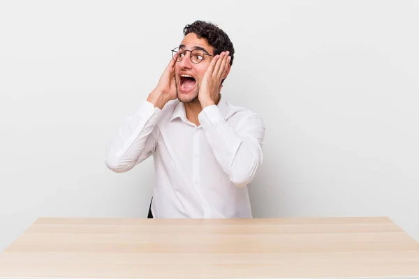 Hombre Guapo Hispano Sintiéndose Feliz Emocionado Sorprendido Hombre Negocios Concepto —  Fotos de Stock