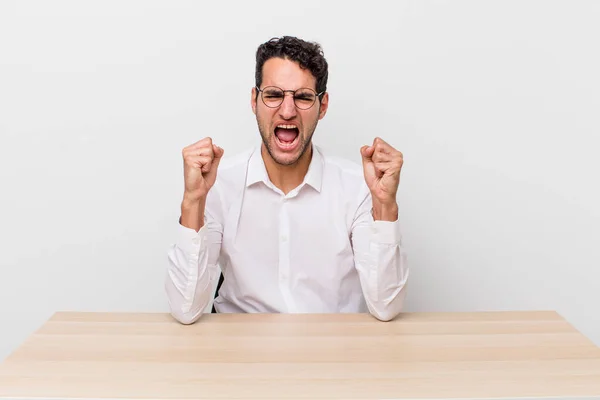 Hombre Guapo Hispano Gritando Agresivamente Con Una Expresión Enojada Hombre —  Fotos de Stock