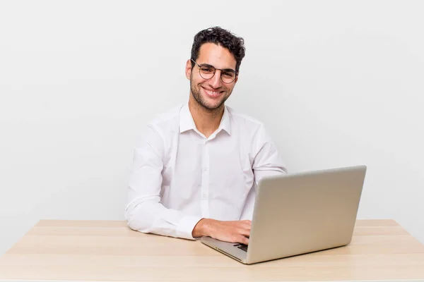 Hombre Guapo Hispano Sonriendo Felizmente Con Una Mano Cadera Confiado — Foto de Stock