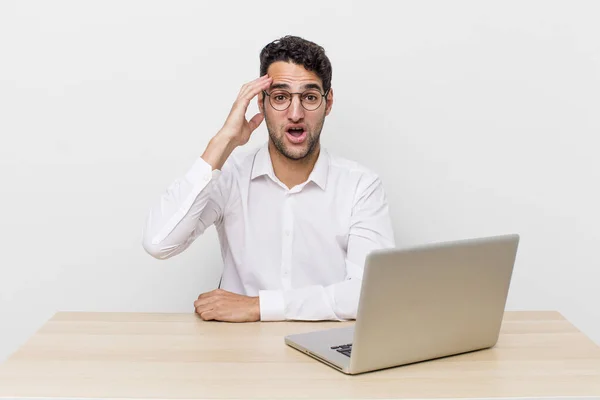 Homem Bonito Hispânico Olhando Feliz Surpreso Surpreso Conceito Empresário Mesa — Fotografia de Stock