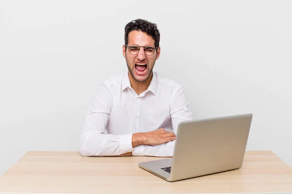 Hombre Guapo Hispano Gritando Agresivamente Luciendo Muy Enojado Hombre Negocios —  Fotos de Stock