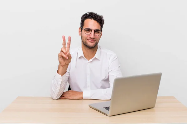 Homem Bonito Hispânico Sorrindo Parecendo Amigável Mostrando Número Dois Conceito — Fotografia de Stock