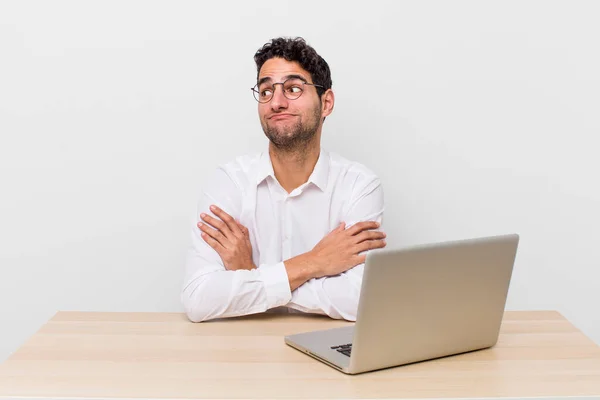 Homem Bonito Hispânico Encolhendo Ombros Sentindo Confuso Incerto Conceito Empresário — Fotografia de Stock