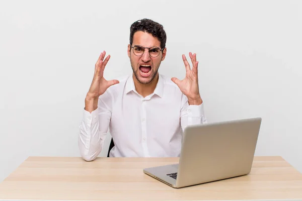 Hispanische Gutaussehende Mann Schreit Mit Den Händen Die Luft Geschäftsmann — Stockfoto