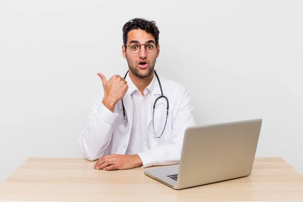 Hispanic Handsome Man Looking Astonished Disbelief Physician Concept — Stock Photo, Image