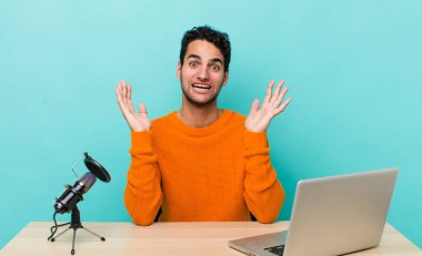 İspanyol yakışıklı adam kendini mutlu hissediyor ve inanılmaz bir şeye hayret ediyor. Etkilendirici kavramı