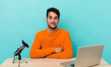 İspanyol yakışıklı adam kafası karışmış ve şaşkın görünüyor. Etkilendirici kavramı