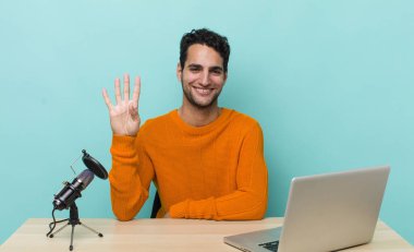İspanyol yakışıklı adam gülümsüyor ve arkadaş canlısı görünüyor, dört numarayı gösteriyor. Etkilendirici kavramı