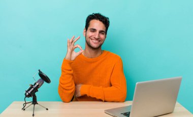 İspanyol yakışıklı adam kendini mutlu hissediyor, iyi bir jestle onaylıyor. Etkilendirici kavramı