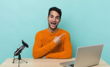 İspanyol yakışıklı adam heyecanlı ve şaşırmış görünüyor. Etkilendirici kavramı