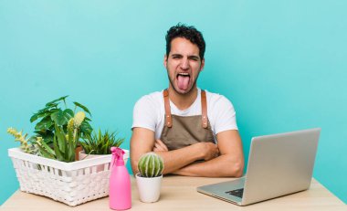 Neşeli ve asi tavırlı, şakacı ve dilsiz İspanyol yakışıklı bir adam. bahçe ve bitki konsepti