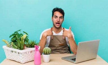 İspanyol yakışıklı adam mutlu hissediyor ve heyecanla kendini işaret ediyor. bahçe ve bitki konsepti
