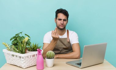 İspanyol yakışıklı adam kızgın, sinirli, asi ve agresif hissediyor. bahçe ve bitki konsepti