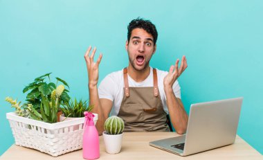 İspanyol yakışıklı adam inanılmaz bir sürprizle şaşkına dönmüş ve hayrete düşmüştü. bahçe ve bitki konsepti