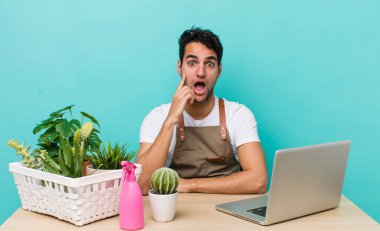İspanyol yakışıklı adam şaşırmış görünüyor, yeni bir düşünce, fikir ya da konsept fark ediyor. bahçe ve bitki konsepti