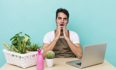 İspanyol yakışıklı adam şok olmuş ve korkmuş hissediyor. bahçe ve bitki konsepti