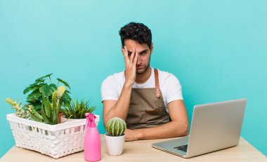 İspanyol yakışıklı bir adam yorgun, bıkkın ve uykulu hissediyor. bahçe ve bitki konsepti