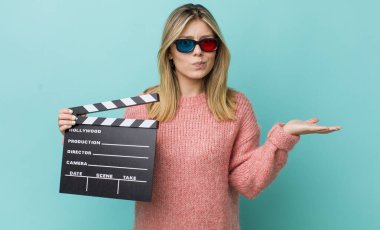 Güzel sarışın kadın şaşkın, şaşkın ve şüpheci hissediyor. Sinema kavramı