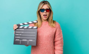 Güzel sarışın kadın çok şaşırmış ya da şaşkın görünüyor. Sinema kavramı