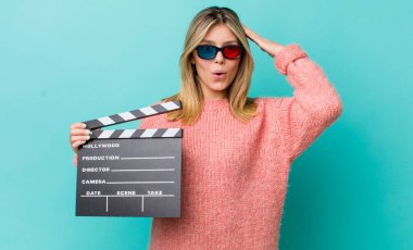 Güzel sarışın kadın mutlu, şaşkın ve şaşırmış görünüyor. Sinema kavramı