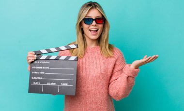 Güzel sarışın kadın kendini mutlu hissediyor ve inanılmaz bir şeye hayret ediyor. Sinema kavramı