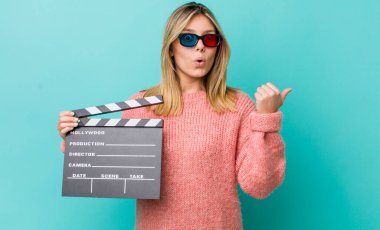 Güzel sarışın kadın inançsızlıktan şaşkın şaşkın bakıyor. Sinema kavramı