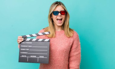 Güzel sarışın kadın agresif bir şekilde bağırıyor, çok kızgın görünüyor. Sinema kavramı